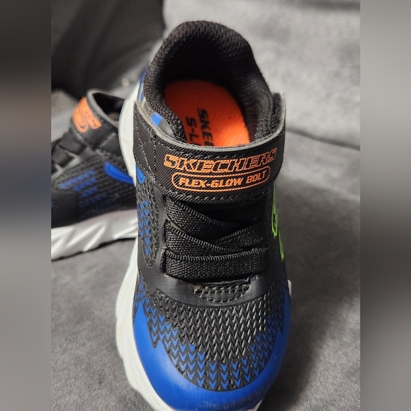 Skechers Black and Blue Sneakers with Breathable Mesh and Supportive Heel - Picture 2 of 7